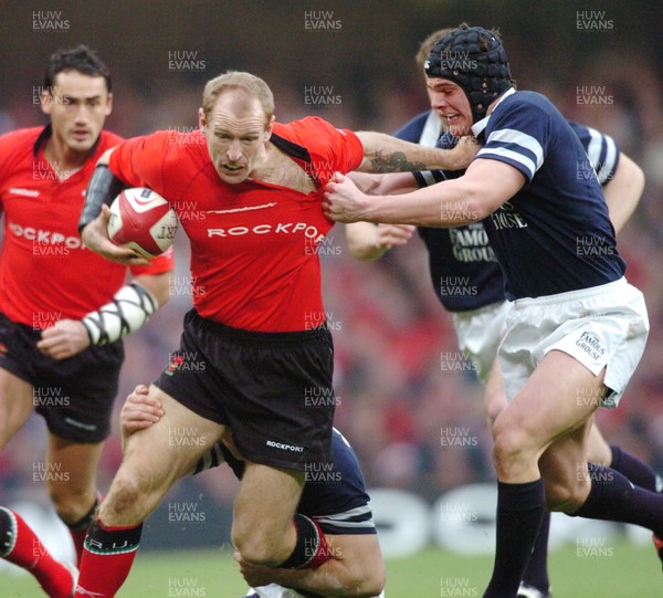 14-02-04. Wales v Scotland RBS Six Nations. Wales' Gareth Thomas is caught by Tom Philip  Pic: James Davies/