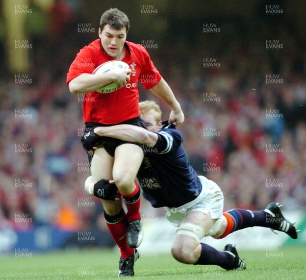 14-02-04. Wales v Scotland RBS Six Nations. Wales' Iestyn Harris is caught by Cameron Mather  Pic: James Davies/