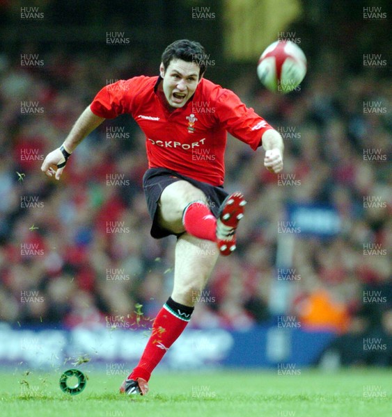 14-02-04. Wales v Scotland RBS Six Nations. Wales'  Stephen Jones kicks goal.  Pic: James Davies/