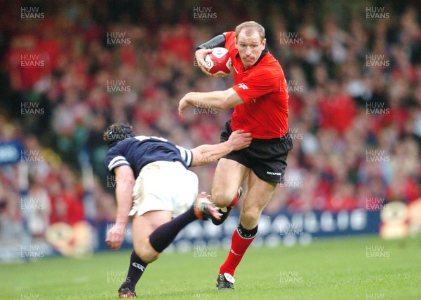 14-02-04. Wales v Scotland RBS Six Nations. Wales' Gareth Thomas gets past Tom Philip  Pic: James Davies/