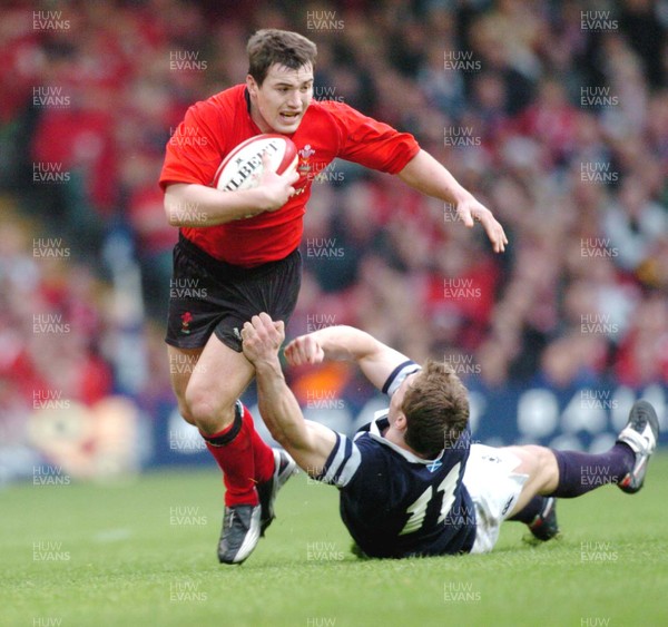 14-02-04. Wales v Scotland RBS Six Nations. Wales' Iestyn Harris is caught by Andrew Henderson  Pic: James Davies/