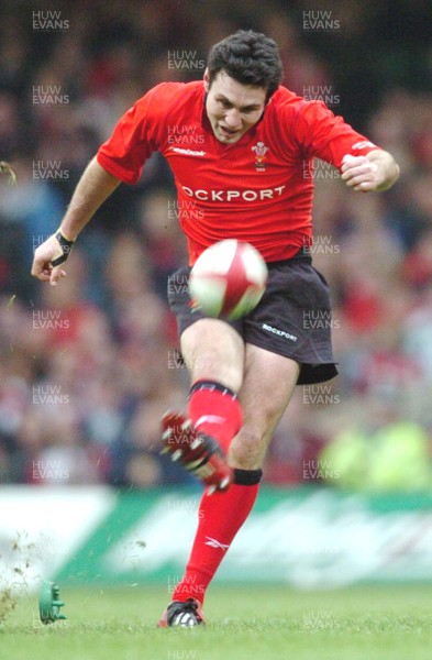 14-02-04. Wales v Scotland RBS Six Nations. Wales' Stephen Jones kicks conversion.  Pic: James Davies/
