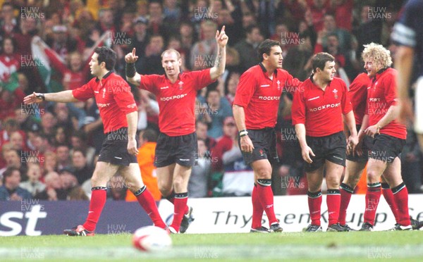 14-02-04. Wales v Scotland RBS Six Nations. Gareth Thomas and the welsh team celebrate beating scotland in their opening game of the six nations.  Pic: James Davies/