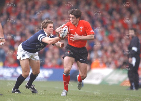 14.02.04  Wales v Scotland  Wales Shane Williams runs past Chris Patterson  Huw Evans,Cardiff