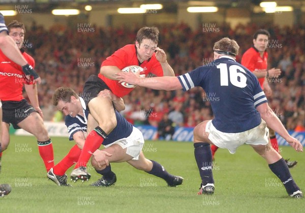 14.02.04  Wales v Scotland  Rhys Williams tries to get past Rob Russell(16) and Brendan Laney 