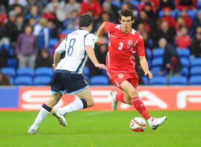 14.11.09 - International Football Friendly, Wales v Scotland Wales' Gareth Bale looks for a way past Scotland's Don Cowie 