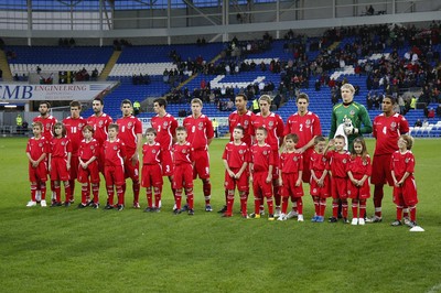 14.11.09  Wales v Scotland - International Football friendly - The Wales team line up for the National Anthems. 