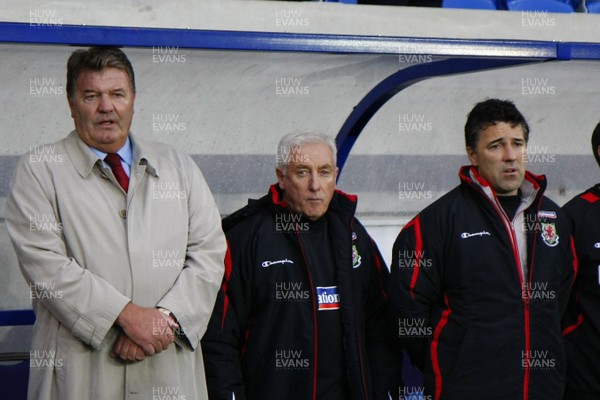 14.11.09  Wales v Scotland - International Football friendly - Wales coach John Toshack(L) with assistants Roy Evans(C) & Dean Sanders.  
