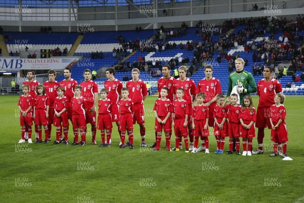 14.11.09  Wales v Scotland - International Football friendly - The Wales team line up for the National Anthems. 