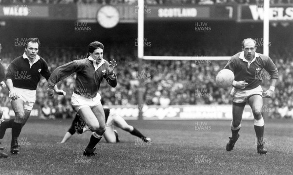 200288 - Wales v Scotland - Five Nations - Jonathan Davies of Wales follows his chip kick to go on and score a try