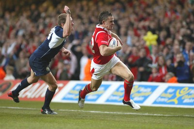 12.02.06..Wales v Scotland, Millennium Stadium, Cardiff Wales' Lee Byrne beats Dan Parks tackle to cross the line, but the try is dis-allowed 