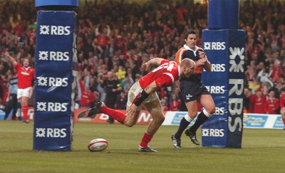 12.02.06  Wales v Scotland  Gareth Thomas scores try.   