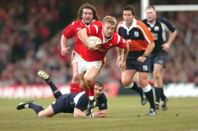 12.02.06  Wales v Scotland  Dwayne Peel beats tackle by Gordon Ross  