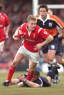 12.02.06  Wales v Scotland  Dwayne peel beats tackle by Gordon Ross  