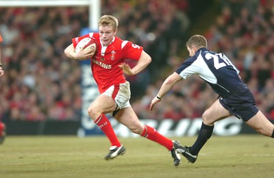 12.02.06  Wales v Scotland  Dwayne Peel runs around Gordon Ross  