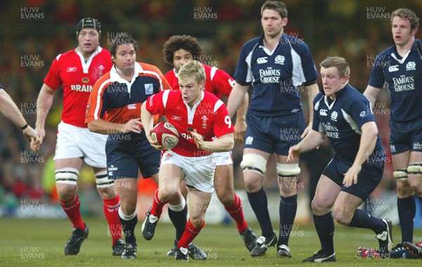 12.02.06..Wales v Scotland, Millennium Stadium, Cardiff Wales Dwayne Peel breaks away 