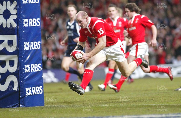 12.02.06..Wales v Scotland, Millennium Stadium, Cardiff Wales' Gareth Thomas runs in to score try 