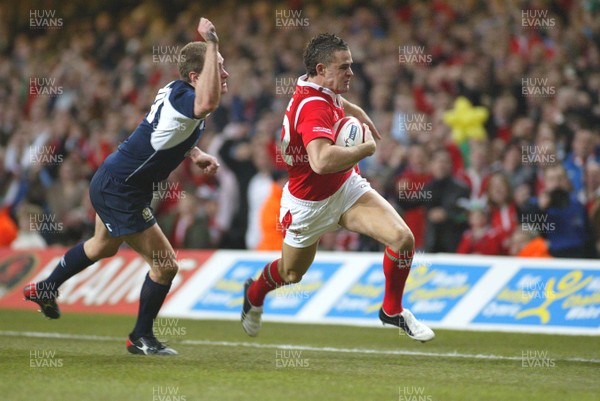 12.02.06..Wales v Scotland, Millennium Stadium, Cardiff Wales' Lee Byrne beats Dan Parks tackle to cross the line, but the try is dis-allowed 