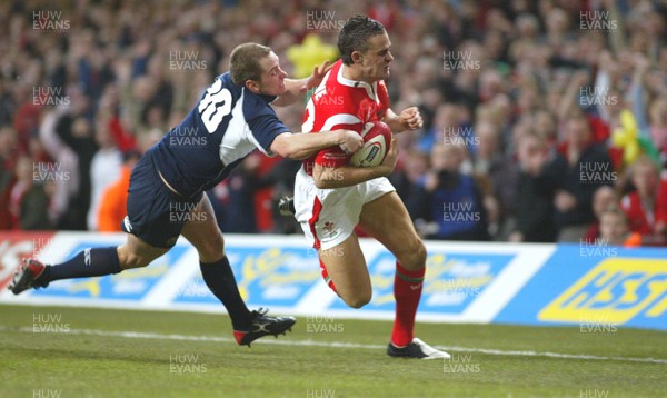 12.02.06..Wales v Scotland, Millennium Stadium, Cardiff Wales' Lee Byrne beats Dan Parks tackle to cross the line, but the try is dis-allowed 