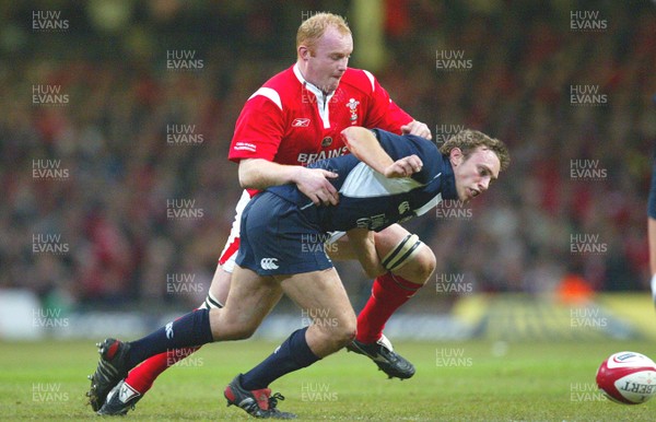 12.02.06..Wales v Scotland, Millennium Stadium, Cardiff Wales Martyn Williams puts MIke Blair under pressure 