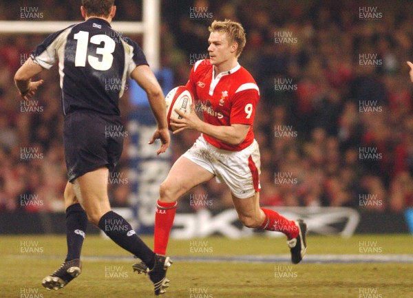 12.02.06 - Six Nations Rugby - Wales v Scotland Wales' Dwayne Peel tries to find a gap 