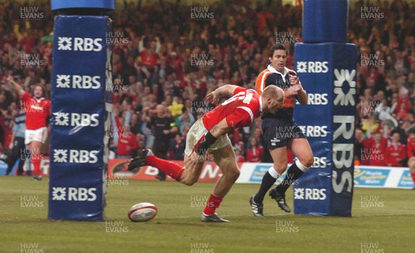12.02.06  Wales v Scotland  Gareth Thomas scores try.   