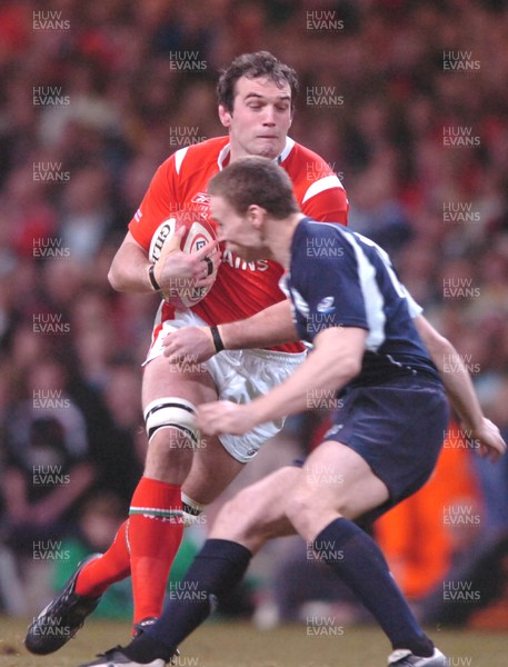 12.02.06  Wales v Scotland  Robert Sidoli runs around Andrew Henderson  