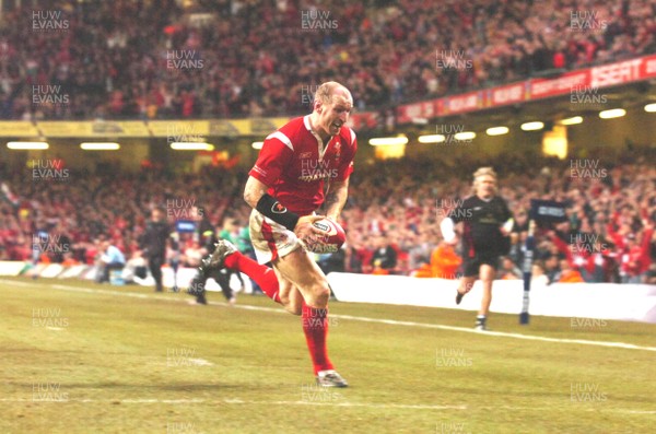 12.02.06  Wales v Scotland  Gareth Thomas runs in to score his second try.  
