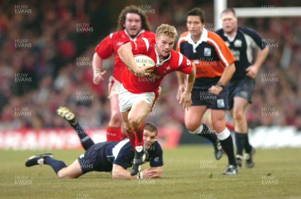 12.02.06  Wales v Scotland  Dwayne Peel beats tackle by Gordon Ross  