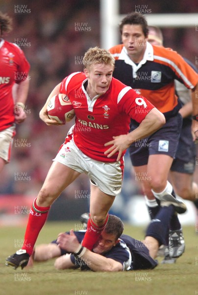 12.02.06  Wales v Scotland  Dwayne peel beats tackle by Gordon Ross  