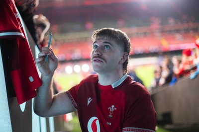 210226 - Wales v Scotland - Guinness Six Nations - Aaron Wainwright signs autographs for fans in the tunnel after the game 