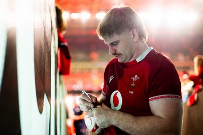 210226 - Wales v Scotland - Guinness Six Nations - Aaron Wainwright signs autographs for fans in the tunnel after the game 