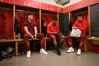 210226 - Wales v Scotland - Guinness Six Nations Championship - Eddie James, Gabriel Hamer-Webb and Louis Rees-Zammit of Wales in the dressing room before the game