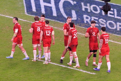 210226 - Wales v Scotland - Guinness Six Nations - Wales players at the end of the match