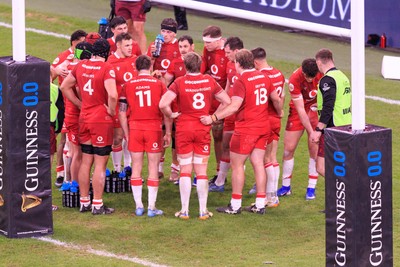 210226 - Wales v Scotland - Guinness Six Nations - Wales huddle