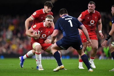 210226 - Wales v Scotland - Guinness Men's Six Nations - Aaron Wainwright of Wales is challenged by Nathan McBeth of Scotland