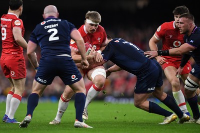 210226 - Wales v Scotland - Guinness Men's Six Nations - Aaron Wainwright of Wales is challenged by Nathan McBeth of Scotland