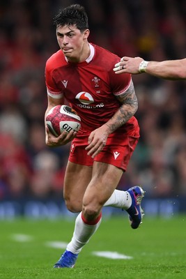 210226 - Wales v Scotland - Guinness Men's Six Nations - Louis Rees-Zammit of Wales is challenged by Duhan van der Merwe of Scotland