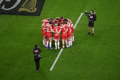 210226 - Wales v Scotland - Guinness Men's Six Nations - Wales huddle