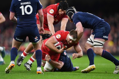 210226 - Wales v Scotland - Guinness Men's Six Nations - Ben Carter of Wales is challenged by Max Williamson of Scotland