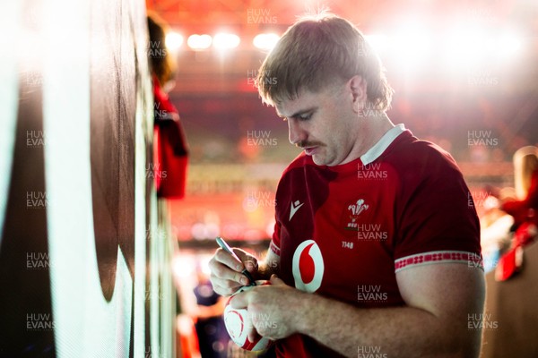 210226 - Wales v Scotland - Guinness Six Nations - Aaron Wainwright signs autographs for fans in the tunnel after the game 