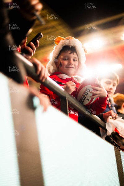 210226 - Wales v Scotland - Guinness Six Nations - Fans react inside the Stadium during the match 