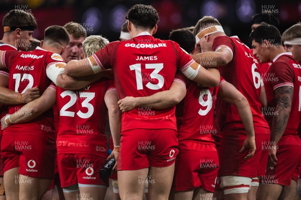 210226 - Wales v Scotland - Guinness Six Nations - Team Huddle during the game 