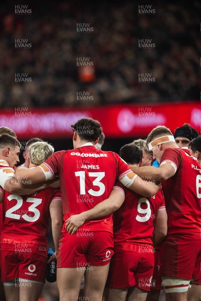 210226 - Wales v Scotland - Guinness Six Nations - Team Huddle during the game 