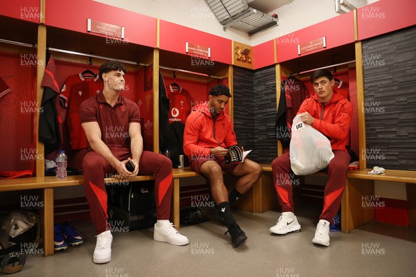 210226 - Wales v Scotland - Guinness Six Nations Championship - Eddie James, Gabriel Hamer-Webb and Louis Rees-Zammit of Wales in the dressing room before the game