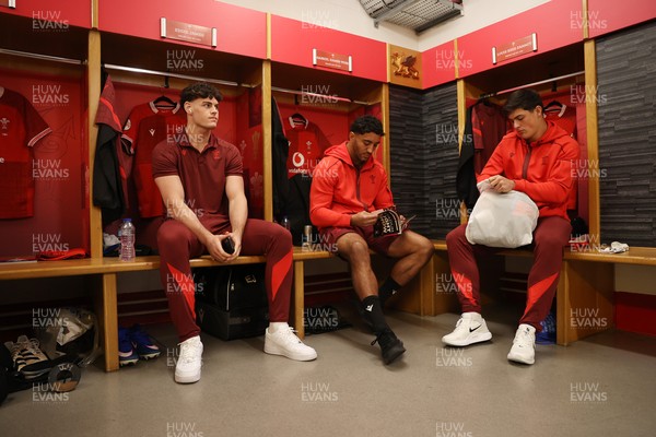 210226 - Wales v Scotland - Guinness Six Nations Championship - Eddie James, Gabriel Hamer-Webb and Louis Rees-Zammit of Wales in the dressing room before the game