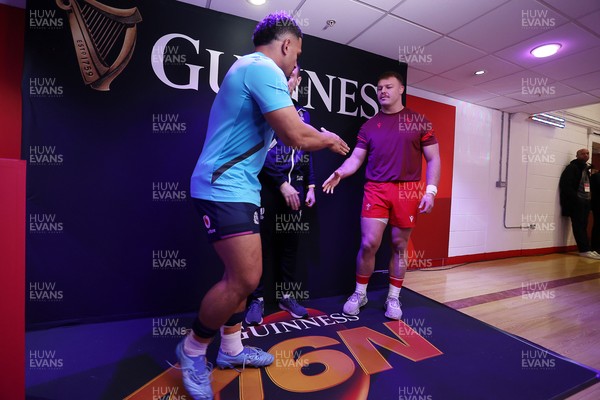210226 - Wales v Scotland - Guinness Six Nations Championship - Captains Sione Tuipulotu of Scotland and Dewi Lake of Wales during the coin toss