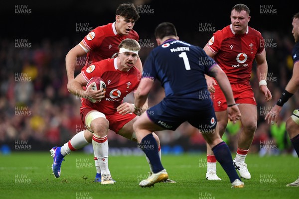 210226 - Wales v Scotland - Guinness Men's Six Nations - Aaron Wainwright of Wales is challenged by Nathan McBeth of Scotland
