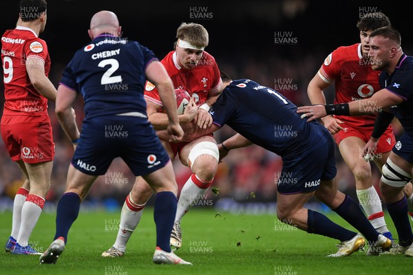 210226 - Wales v Scotland - Guinness Men's Six Nations - Aaron Wainwright of Wales is challenged by Nathan McBeth of Scotland