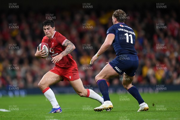 210226 - Wales v Scotland - Guinness Men's Six Nations - Louis Rees-Zammit of Wales is challenged by Duhan van der Merwe of Scotland